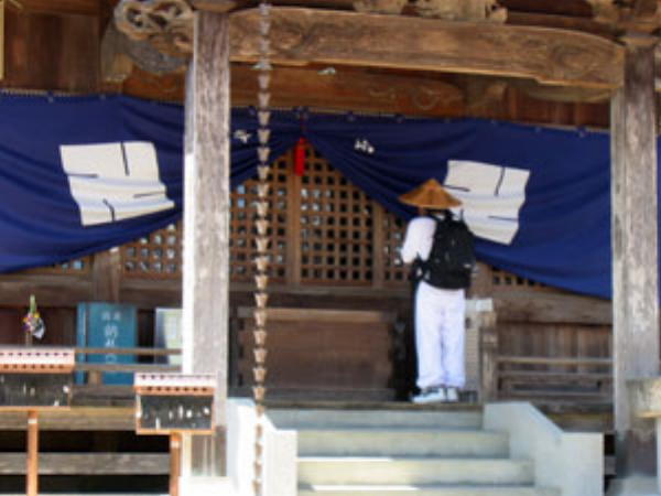 法輪寺にお詣りする人