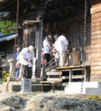 常楽寺お参りする人々