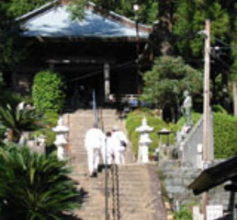 第18番恩山寺本堂へ向かうお遍路さん