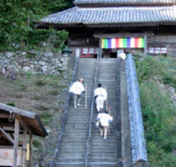 本堂へ上る石段