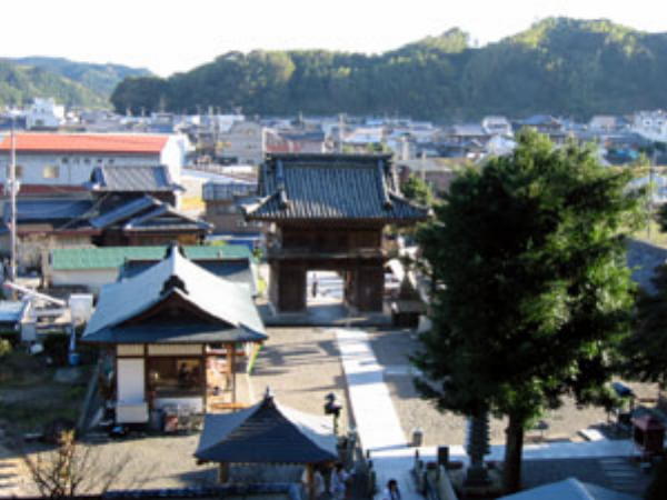 平等寺の境内