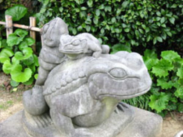 境内にある栄かえるの石像