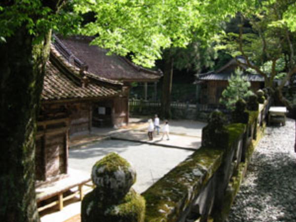 明石寺の境内