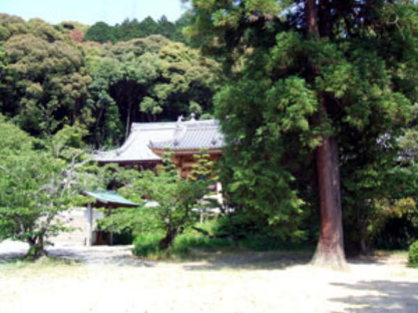 繁多寺境内から本堂を見る