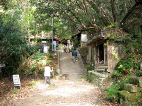 弥谷寺山門へ続く参道