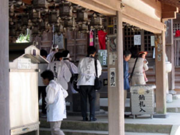 白峯寺お参りするお遍路さん
