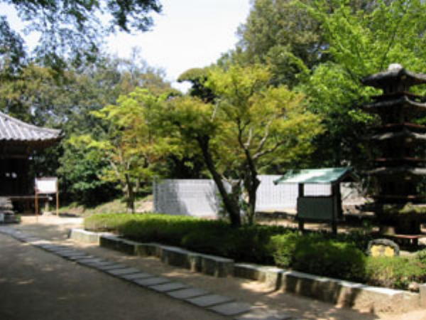 白峯寺の境内