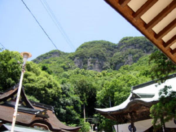 八栗寺境内から五剣山を望む