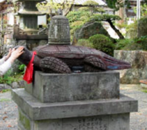 赤亀の像