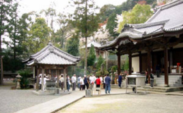 延光寺の境内